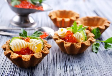 tereyağı ve somon havyar ile lezzetli tartlets