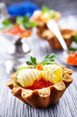 tereyağı ve somon havyar ile lezzetli tartı