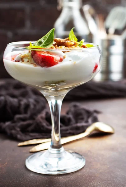 Frische Erdbeeren Mit Banane Kiwi Und Weißer Sahne Bio Lebensmittel — Stockfoto