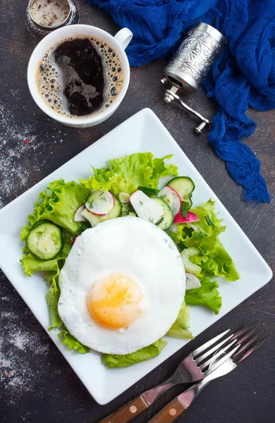 Petit Déjeuner Sur Assiette Œufs Frits Salade Fraîche — Photo