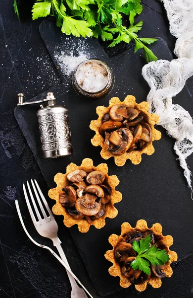 Kızarmış Yağlı Mantar Maydanoz Mutfak Eşyaları Üzerinde Taş Döşeme Ile — Stok fotoğraf