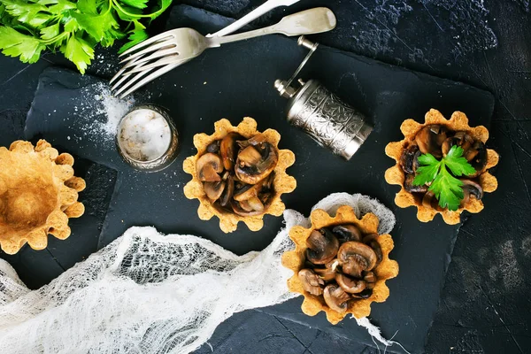 Tartelettes Délicieuses Aux Champignons Frits Persil Avec Ustensiles Sur Dalles — Photo