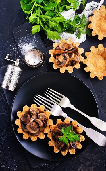 Heerlijke Tartlets Met Gebakken Champignons Peterselie Met Keukengerei — Stockfoto