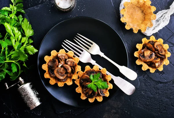 Deliziose Tortine Con Funghi Fritti Prezzemolo Con Utensili — Foto Stock