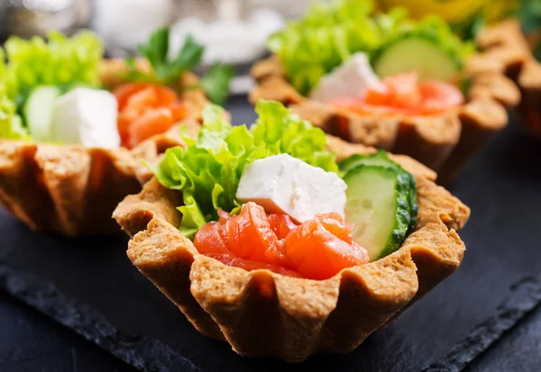 Conjunto Tortinhas Com Salmão Salgado Vegetação Laje Pedra — Fotografia de Stock