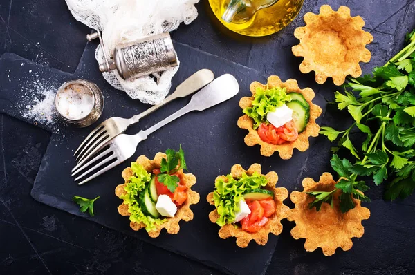 salatalık ve somon salata, lüks meze ile Tartlets