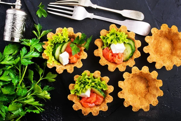 Tartlets Med Gurka Och Laxsallad Lyxiga Förrätt — Stockfoto