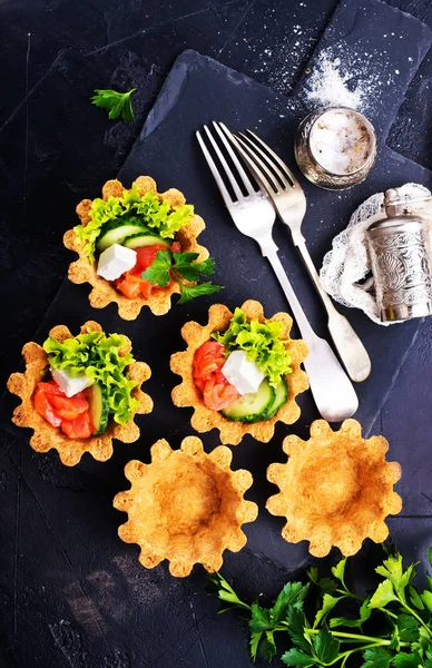 Salatalık Somon Salata Lüks Meze Ile Tartlets — Stok fotoğraf