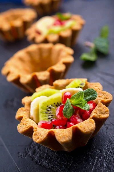 Tortinhas Doces Com Frutas Verão Folhas Hortelã Fundo Preto — Fotografia de Stock