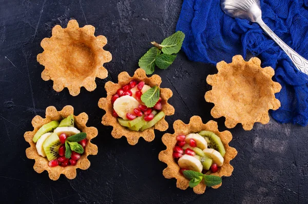 Zoete Tartlets Met Zomer Fruit Muntblaadjes Zwarte Achtergrond — Stockfoto