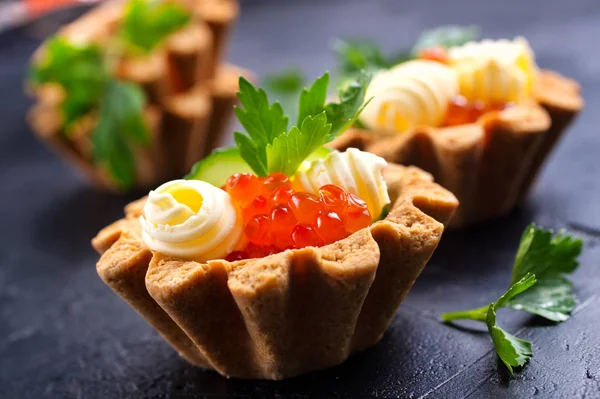 Heerlijke Tartlets Met Boter Zalm Kaviaar — Stockfoto