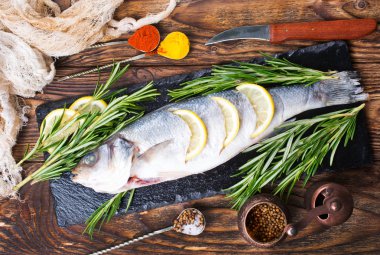 limon ve biberiye yemek pişirmek için hazır çiğ balık 