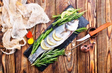 limon ve biberiye yemek pişirmek için hazır çiğ balık 