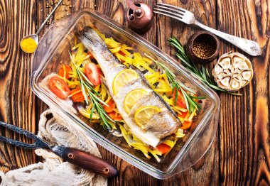 Fırın tepsisindeki sebzeli balık pişmiş 