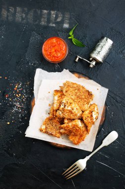 tablo üzerinde domates soslu kızarmış balık