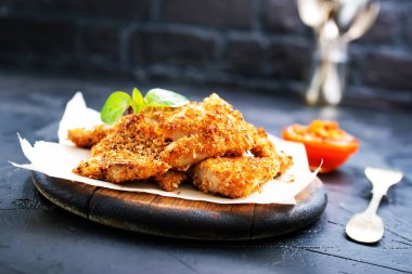 tablo üzerinde domates soslu kızarmış balık