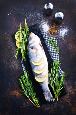 çiğ balık ve tuz ve yemek pişirmek için malzemeler 