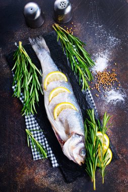 çiğ balık ve tuz ve baharat bir tablo