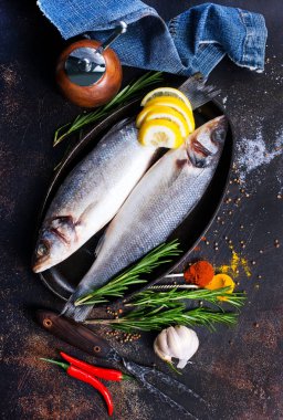 iki çiğ balık ile limon, tuz, biberiye ve tepsi yemek pişirmek için hazır pişirme içinde biber