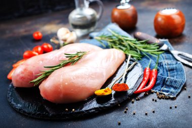 tuz ve baharat kara tahta üzerinde çiğ tavuk