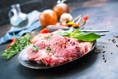 çiğ et ve aroma baharatlarla Marine için