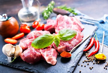 çiğ et ve aroma baharatlarla Marine için