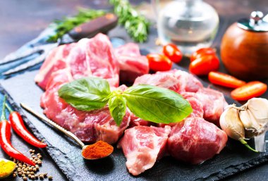 çiğ et ve taş levha üzerinde yemek pişirmek için malzemeler 