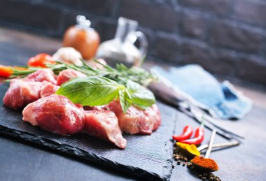 çiğ et ve aroma baharatlarla Marine için