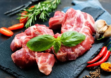 çiğ et ve aroma baharatlarla Marine için