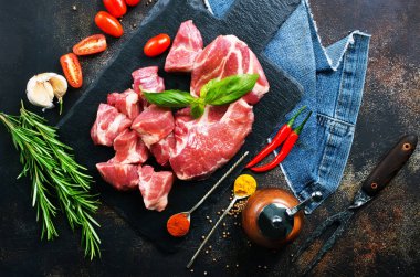 çiğ et ve taş levha üzerinde yemek pişirmek için malzemeler 