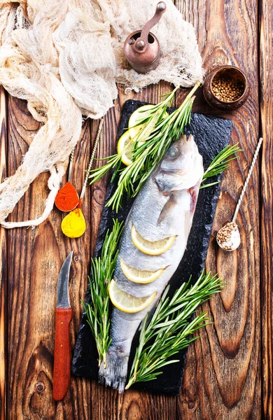 limon ve biberiye yemek pişirmek için hazır çiğ balık 