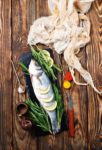 limon ve biberiye yemek pişirmek için hazır çiğ balık 