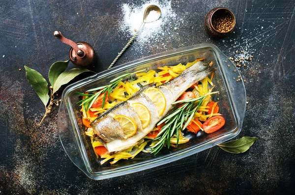 Pesce Forno Con Verdure Teglia — Foto Stock