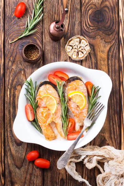 Gebackener Lachs Mit Gemüse Auf Weißem Teller — Stockfoto