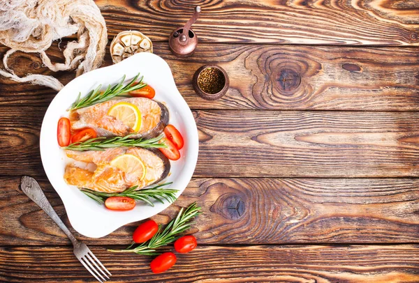 Saumon Cuit Four Avec Des Légumes Sur Plaque Blanche — Photo