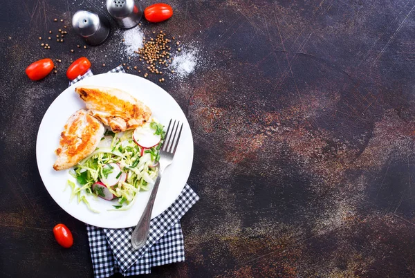 Salat Mit Gegrillter Hühnerbrust Diätkost — Stockfoto