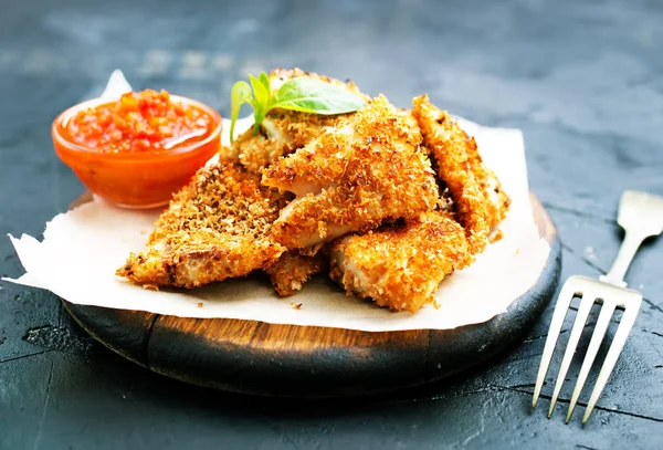 Poisson Frit Avec Sauce Tomate Sur Table — Photo