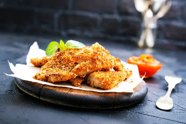 tablo üzerinde domates soslu kızarmış balık