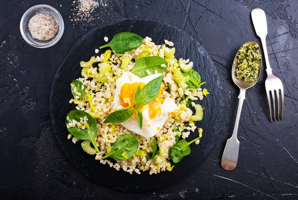健康晚餐 煮碾碎菠菜和鸡蛋 — 图库照片