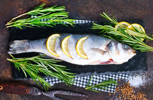 Peixe Cru Sal Temperos Uma Mesa — Fotografia de Stock