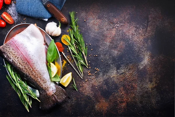 含盐和配料的生鲑鱼鱼 — 图库照片