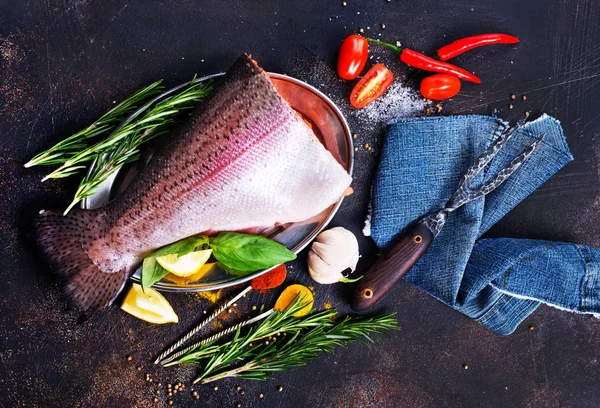 Сырая Рыба Лосося Солью Ингредиентами — стоковое фото
