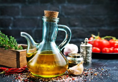 bir tablo üzerinde cam şişede aromatik yağ