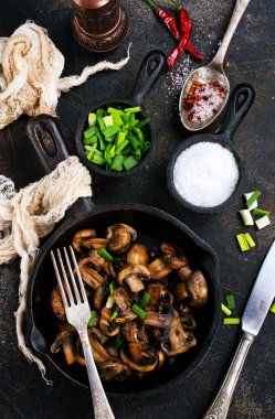 Fried mantar ve yeşil soğan tavada, üstten görünüm