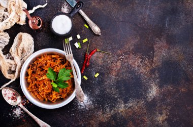 Kızarmış lahana, domates soslu, üstten görünüm