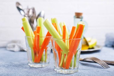 meze taze kereviz ve havuç gözlüklü