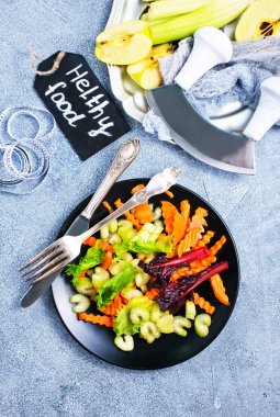 kereviz ve havuç plaka, seçici odak üzerinde sebze salatası.