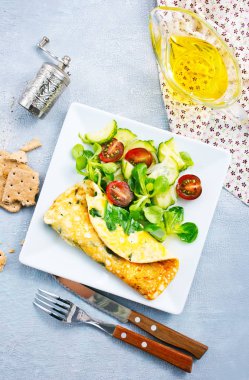 omlet kare plaka, üstten görünüm üzerinde sebze salatası ile