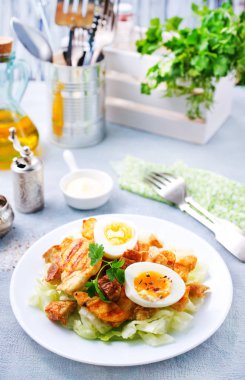 salata sebze ve pişmiş tavuk, seçici odak ile