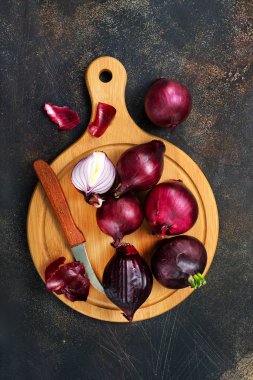 ahşap masa, üstten görünüm üzerinde çiğ kırmızı soğan